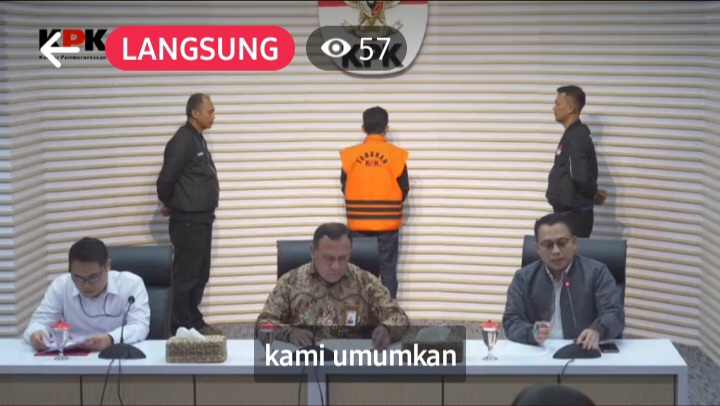 📷 Screenshot: Muhammad Lutfi memakai rompi tahanan KPK saat konfrensi pers setelah diperiksa penyidik KPK. (Tl).