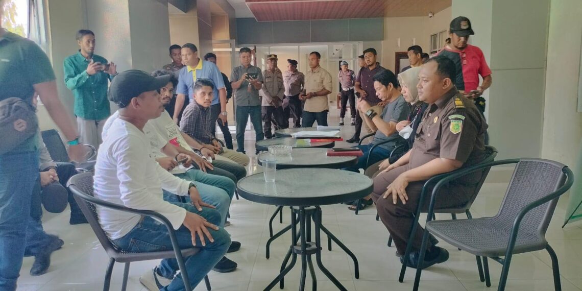 📷 Massa aksi AMAK berdialog dengan Kasi Intel Kejari menyampaikan tuntutan. (my).