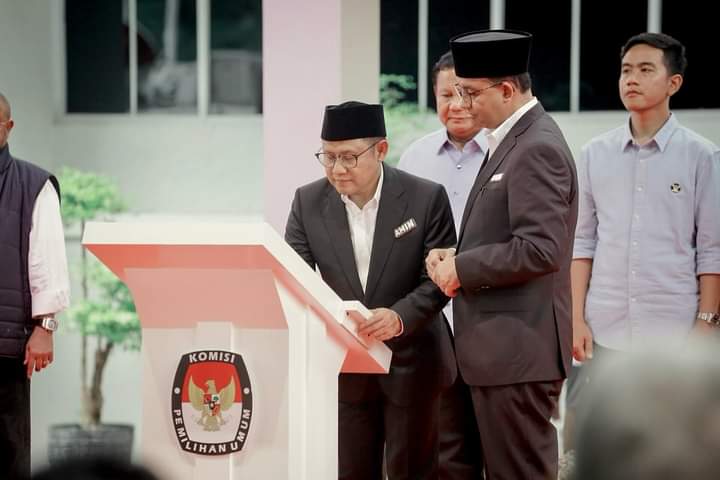 📷 Pasangan Capres/Cawapres nomor urut 1 Anies - Cak Imin menandatangani berita piagam Pemilu damai 2024 usai deklarasi di kantor KPU RI. (Cak Imin).