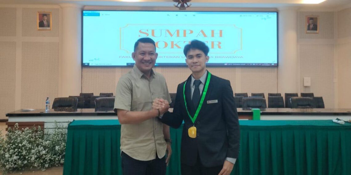 📷 Gifar (kanan) bersama pamannya Iksan Macora, notaris yang juga Sekretaris DPC Partai Demokrat Kabupaten Dompu usai dikukuhkan menjadi dokter. (San).