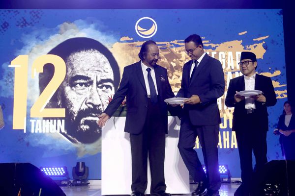 📷 Surya Paloh menyambut pasangan Capres dan Cawapres 2024 Anies Baswedan - Muhaimin Iskandar sebagai tamu istimewa di atas panggung kehormatan di acara puncak perayaan HUT Partai Nasdem ke-12 tahun 2023. (Media Indonesia).