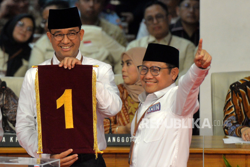 Pasangan Calon Presiden dan Wakil Presiden Anies Baswedan dan Muhaimin Iskandar menunjukan nomor urut pasangan calon presiden dan wakil presiden dalam pemilihan umum tahun 2024 di Gedung KPU, Jakarta, Selasa (14/11/2023). Pasangan Anies Baswedan dan Muhaimin Iskandar mendapatkan nomor urut 1. (Republika).