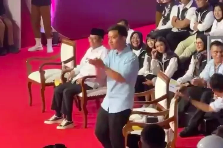 Blunder, Gibran berlebihan semangati Prabowo saat debat capres pertama, akhirnya ditegur oleh KPU. (Kilat.com).