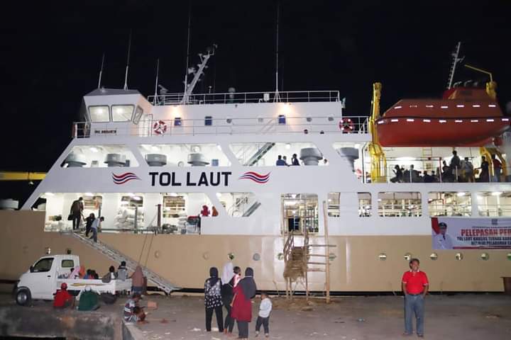 📷 Kapal tol laut sedang menyandar di pelabuhan Calabai, Dompu menunggu waktu pengangkutan Sapi menuju Jakarta tahun 2021. (Am).