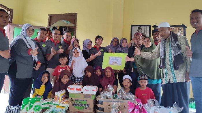 📷 Tim Mahkamah Agung Peduli secara simboli menyerahkan bantuan sembako dan 200 sak semen kepada Yayasan Panti Asuhan Nurul Hidayah, Desa Bonder, Lombok Tengah - NTB. (Ns).