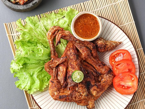 📷 Ayam Taliwang khas Lombok, salah satu kuliner yang menjadi favorit masyarakat NTB. UKM makanan ini bisa menjadi pilihan untuk berinvestasi karena laris manis. (Detik.com).