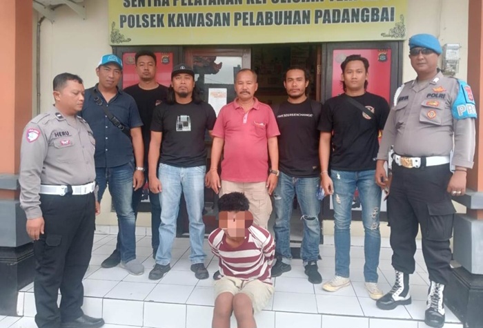 📷 Pelaku (duduk) di Mapolsek Padangbai saat diserahkan ke tim Puma Polres Dompu. (balifactualnews.com).