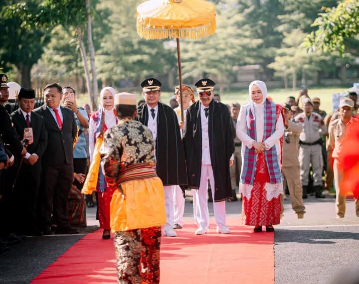 📷 Bambang dan Syirajuddin disambut dengan tradisi Nggahi Maka sebelum memasuki Pendopo. (Ayib).