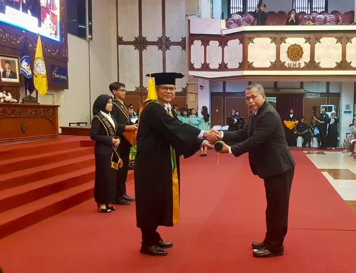 📷 Hakim Djoe (kanan) saat menerima penghargaan sebagai alumni berprestasi tahun 2025 dari Rektor UNS bersama 15 alumni berprestasi berbagai fakultas dalam rangka Dies Natalis UNS ke-49, Selasa 11 Maret 2025. (Djoe).