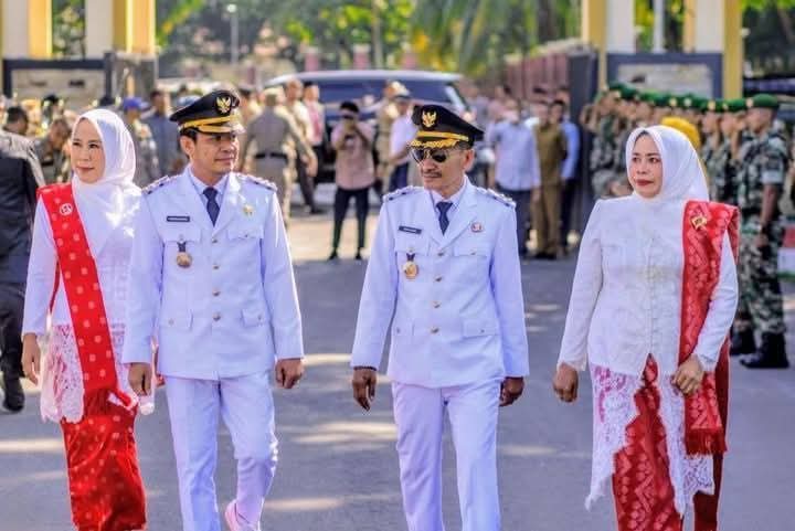 📷 Pasangan Bupati/Wabup Dompu, Bambang Firdaus, S.E dan Syirajuddin, S.H saat acara penyambutan di Pendopu usai dilantik. (Ist).