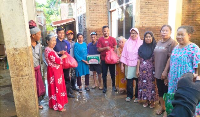 Korban bencana di Dompu sedang menerima bantuan Dinsos. (Dinsos).