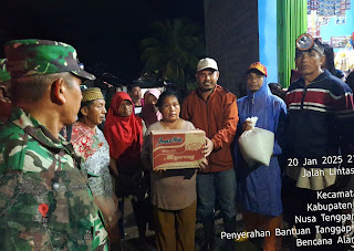 📷 Warga terkena banjir Lepadi mendapatkan bantuan dinas sosial Dompu. (Dinsos).