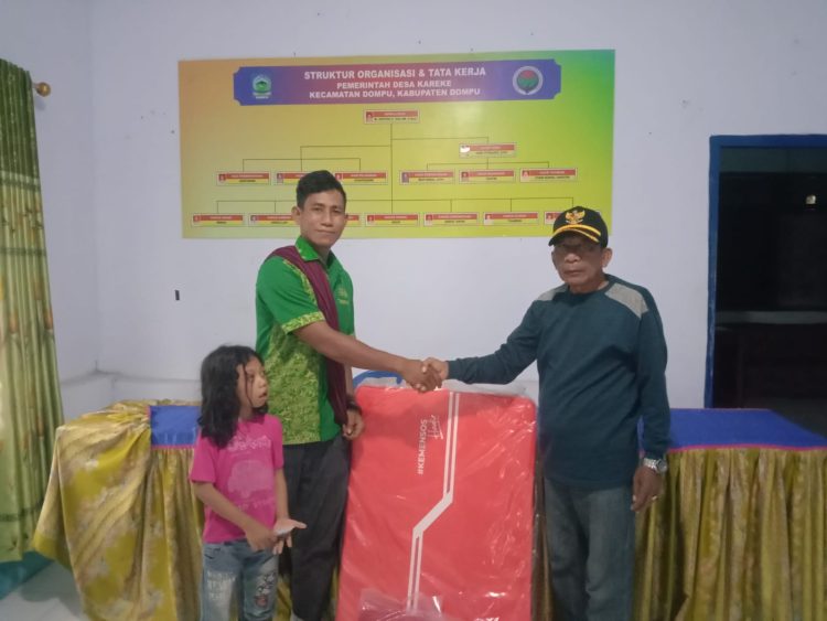 📷 Korban tanah longsor Desa Kareke terima bantuan dari Dinsos Dompu. (Ist).