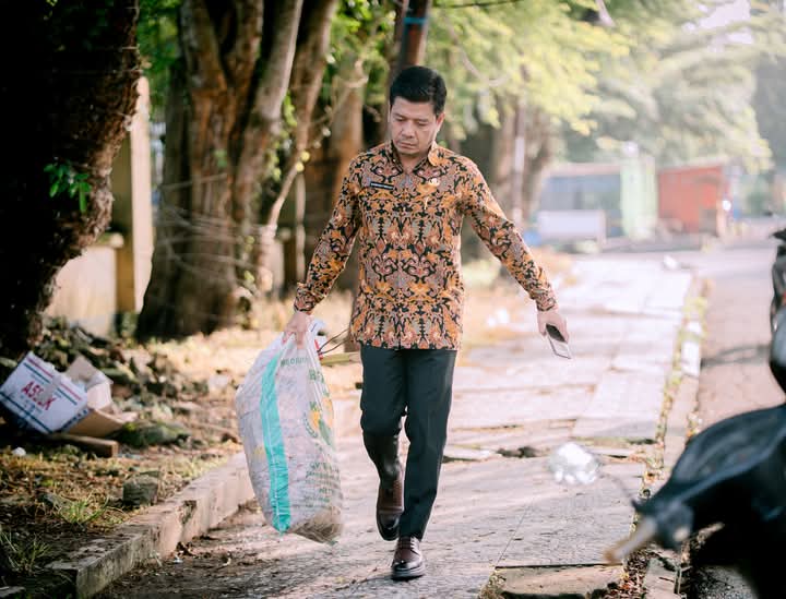 📷 Bupati Dompu, Bambang Firdaus, S.E, menjadi panutan perilaku hidup bersih dan pengelolaan sampah. Tanggal 4 Maret 2025 yang lalu, dia memimpin semua pegawai di Setda Dompu tanpa terkecuali untuk kerja bhakti di sekitar kediamannya Pendopo. Pemberian contoh ini untuk menyadarkan para pihak bahwa masalah sampah dan kebersihan merupakan masalah semua masyarakat tanpa memandang jabatan dan status sosial. (Akun facebook: Ayib).