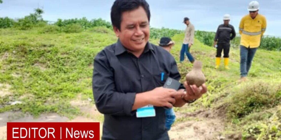 📷 Dedi saat tinjau lapangan terhadap temuan kerangka manusia jaman dulu di area PT. STM, Kecamatan Hu'u awal 2024 lalu. (Da).