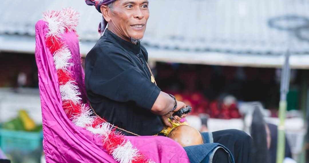 📷 Camat Woja ditandu oleh warganya terlihat seperti Sultan Kerajaan Dompu, menarik perhatian masyarakat yang menyaksikan pawai budaya dalam rangka hari jadi Dompu ke-210, tanggal 12 April 2025. (Prokopim).