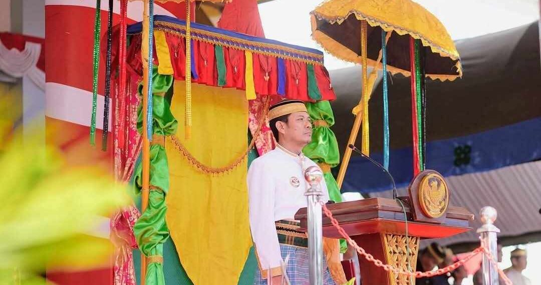 📷 Bupati, Bambang Firdaus menjadi Inspektur Upacara peringatan hari jadi Dompu ke-210 tahun 2025. (Prokopim).
