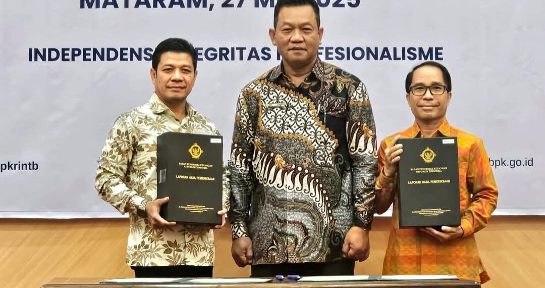 📷 Bupati Dompu (kiri) dan Ketua DPRD Dompu, Ir. Muttakun (kanan) setelah menerima opini WTP dari Kepala BPK NTB (tengah) di kantor BPK Perwakilan NTB di Mataram. (Zn).