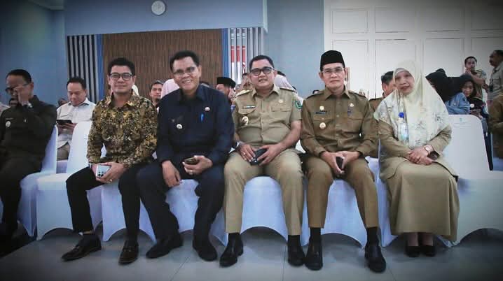 📷 Bambang Firdaus (paling kiri) dan Wamenkop di acara peluncuran Koperasi Desa/Kelurahan Merah Putih. (Zn).