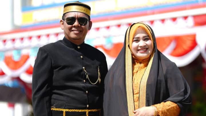 📷 Ismul Rahmadin, S.Pd.I bersama istri selesai upacara hari jadi Kabupaten Dompu ke-210 di Lapangan Beringin, Pendopo Bupati. (my).