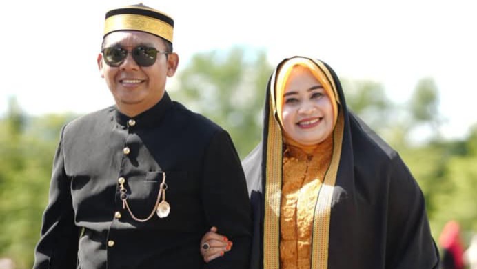 📷 Ismul Rahmadin, S.Pd.I bersama istri usai mengikuti upacara hari jadi Kabupaten Dompu ke-210 tanggal 11 April 2025. (my).