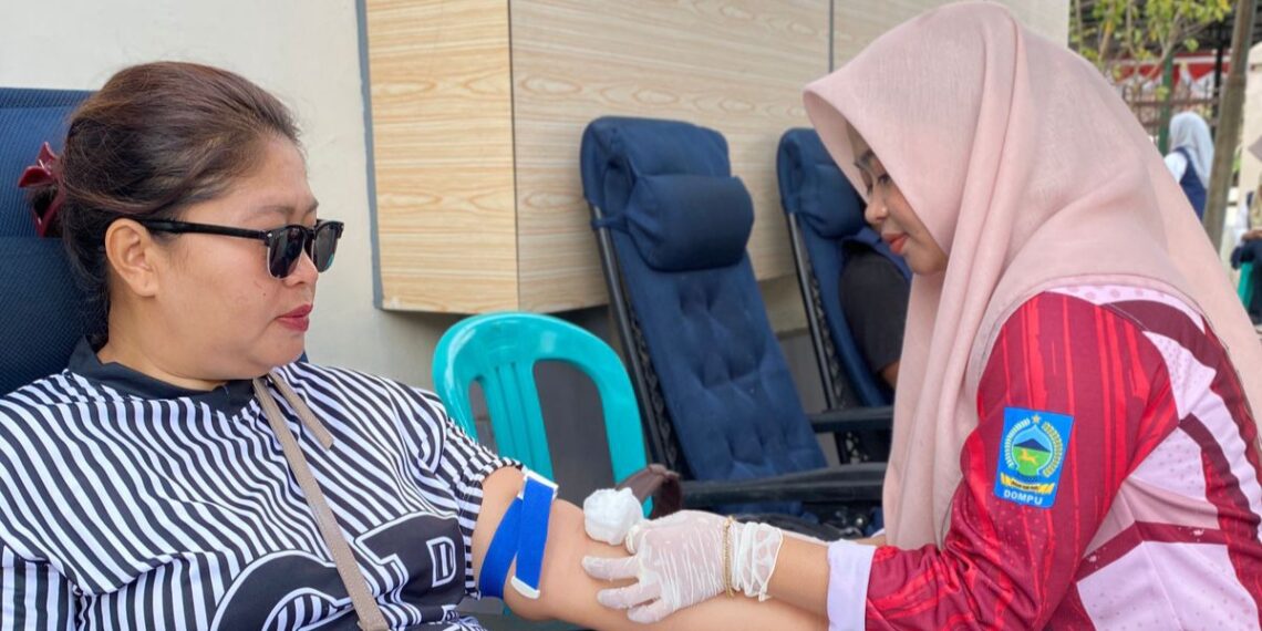 📷 Sebelum donor dilakukan, tim medis wajib memeriksa kondisi kesehatan calon pendonor. (Fan).